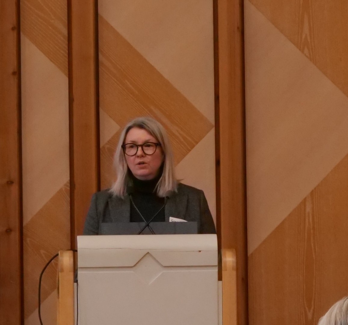 Ministerialrätin Kirsten Schmidts, Ministerium für Soziales, Gesundheit und Integration spricht auf dem Fachtag